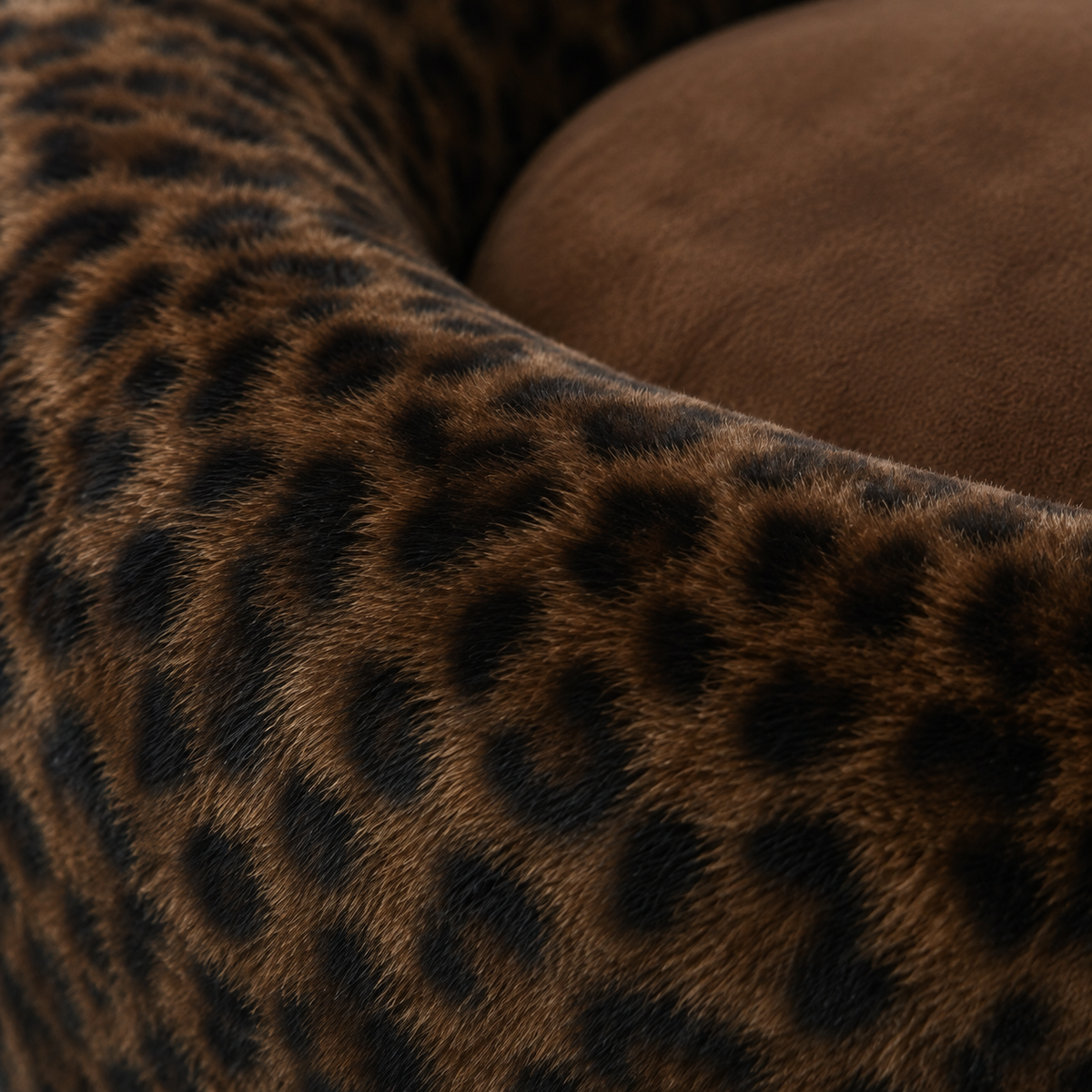 Leopard faux fur and the brown central cushion