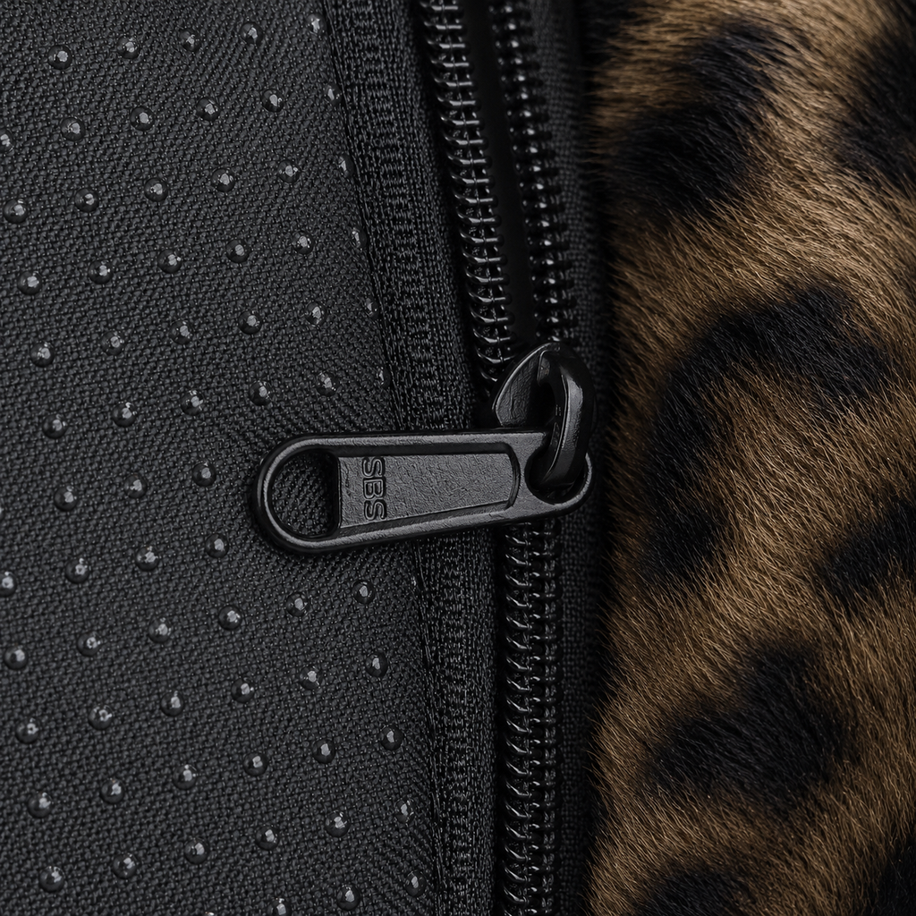 The underside zipper and textured base